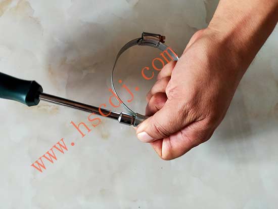 喉箍箍帶安裝時不能擰偏